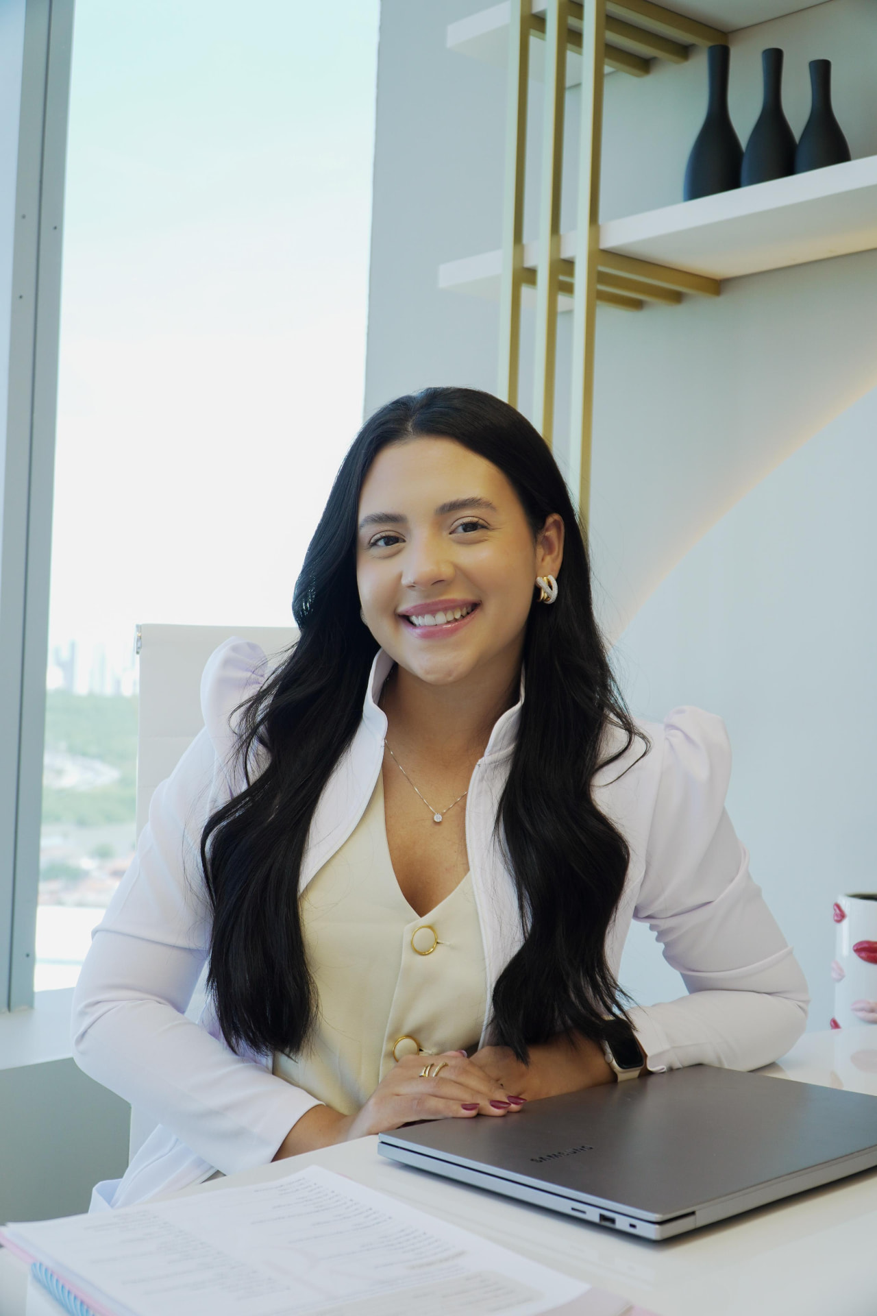Dra. Maria Eduarda Carvalho em seu consultório